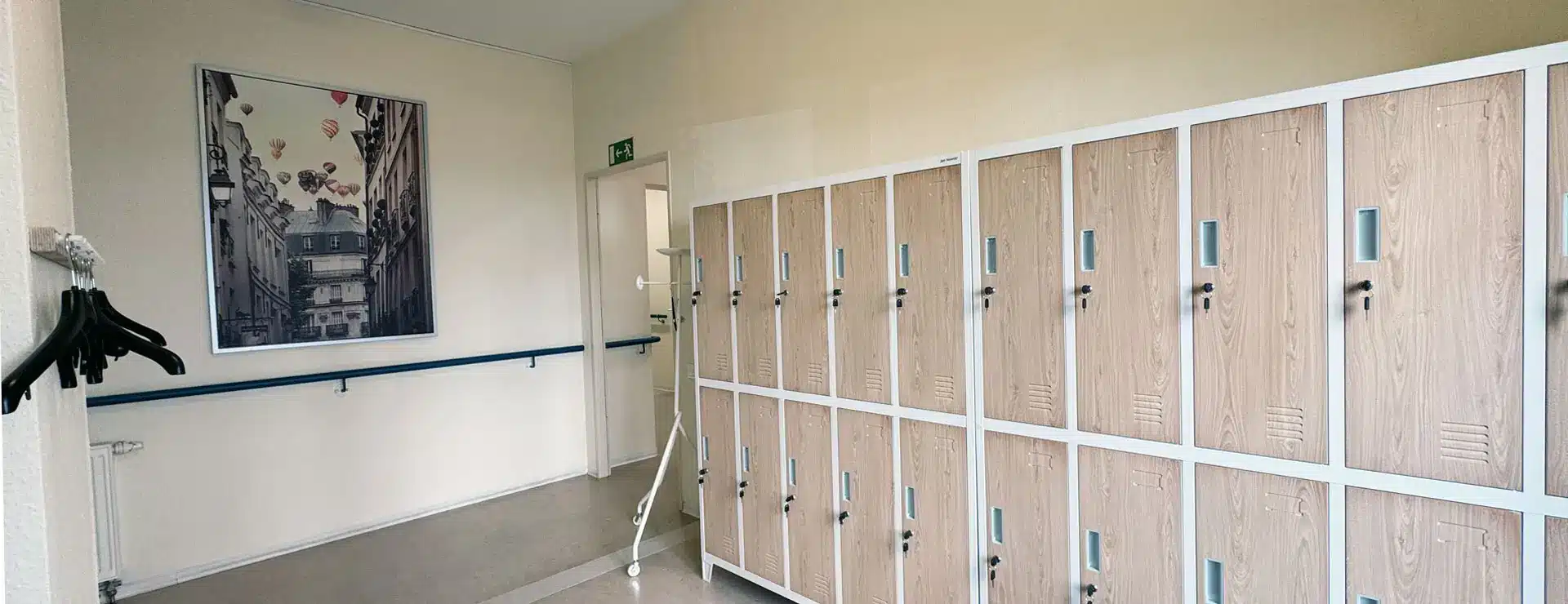 Garderoben- und Spindbereich der Tagespflege Palisadenstraße nach offizieller Zulassung durch Heimaufsicht und LaGeSo Berlin