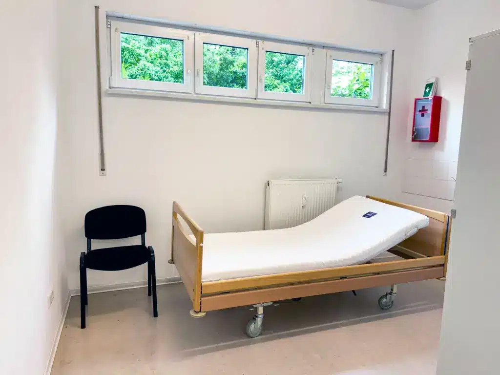 Therapieraum in der Tagespflege Palisadenstraße mit Pflegebett und Stuhl