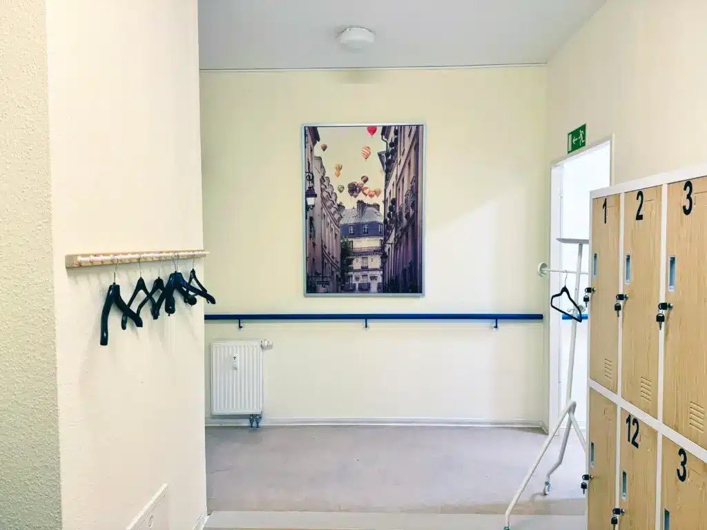 Helle Garderobe mit abschließbaren Spinten in der Tagespflege Palisadenstraße in Berlin-Friedrichshain