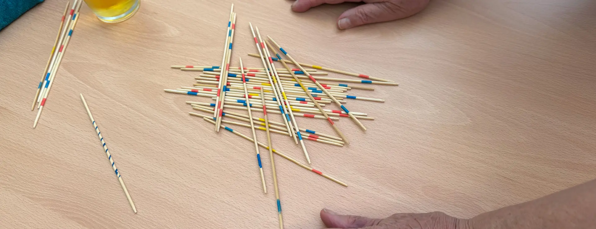Feinmotorik fördern mit Mikado – Therapie und Spaß in der Tagespflege