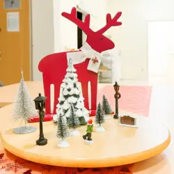 Adventszeit in der Tagespflege: Wärme, Gemeinschaft und liebevolle Rituale Weihnachtliche Adventsdekoration auf einem Tisch in der Tagespflege Palisadenstraße in Berlin.