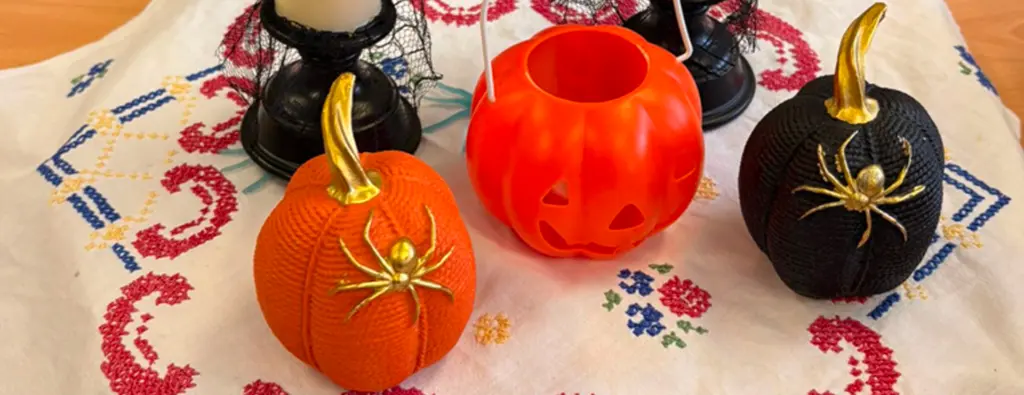 Halloween in der Tagespflege: herbstliche Tischdekoration mit Kerzen, Kürbissen und Spinnen – Symbol für Gemeinschaft und Lebensfreude.