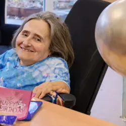 Geburtstagsfeier in der Tagespflege mit gemeinsamer Mahlzeit, Dekoration und fröhlicher Atmosphäre