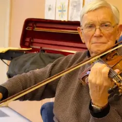 Ein Tagespflegegast spielt Geige und sorgt mit Musik für Gemeinschaft und Freude