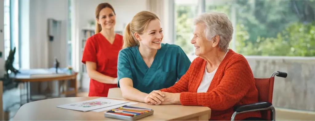 Praktikantin begleitet ältere Tagespflegegast mit Unterstützung einer Pflegefachkraft – Praktikum Tagespflege