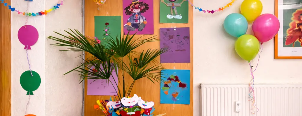 Bunte Dekoration beim Fasching in der Tagespflege Palisadenstraße 2026 mit Ballons und Bastelarbeiten