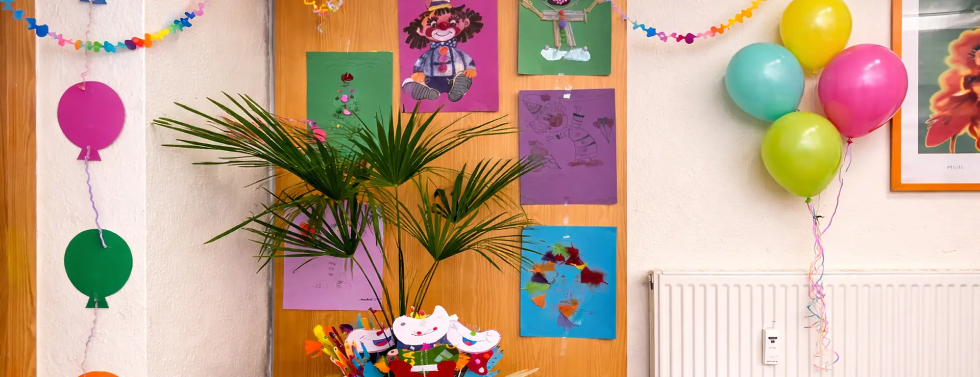 Bunte Dekoration beim Fasching in der Tagespflege Palisadenstraße 2026 mit Ballons und Bastelarbeiten