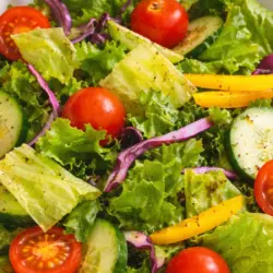 Mittagessen in der Tagespflege: frisch kochen, gemeinsam genießen Frischer gemischter Salat als Teil des Mittagessens in der Tagespflege