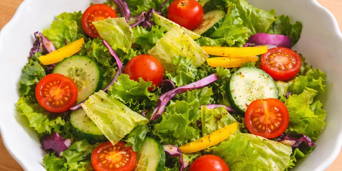 Frischer gemischter Salat als Teil des Mittagessens in der Tagespflege