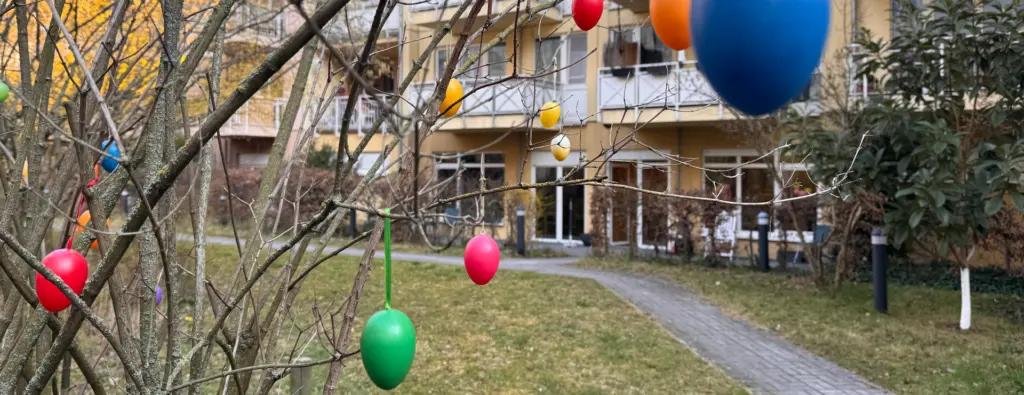Dekorierter Garten mit bunten Ostereiern in der Osterwoche in der Tagespflege