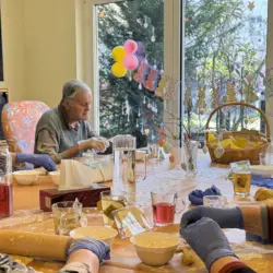 Senioren backen gemeinsam Ostergebäck in der Tagespflege