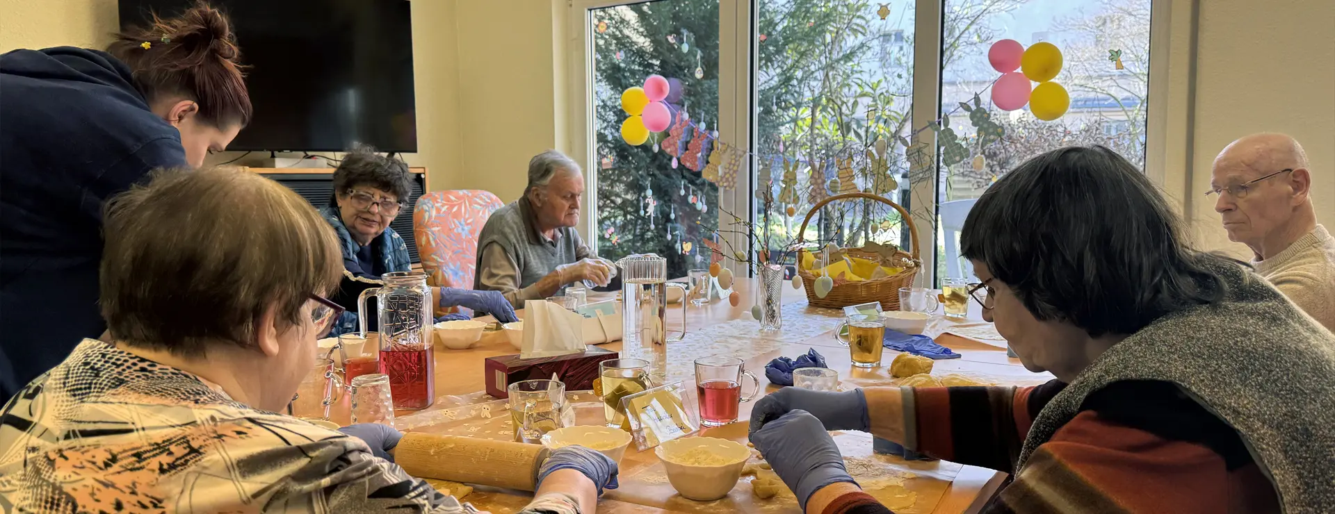 Senioren backen gemeinsam Ostergebäck in der Tagespflege