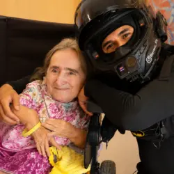 Internetstar Bermo_fit als Batman besucht die anbosa Homecare Tagespflege in Berlin und sorgt bei den Gästen für strahlende Gesichter.
