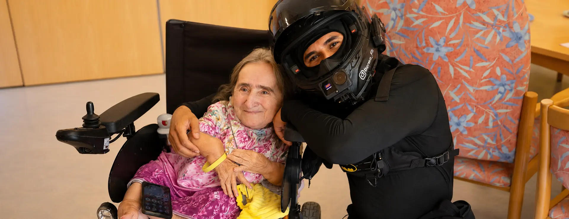 Internetstar Bermo_fit als Batman besucht die anbosa Homecare Tagespflege in Berlin und sorgt bei den Gästen für strahlende Gesichter.
