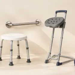 Rollator, Duschhocker, Haltegriff, Stehhilfe, Greifzange und rutschhemmende Unterlage als Hilfsmittel zur Sturzprävention im Alltag. Kopieren
